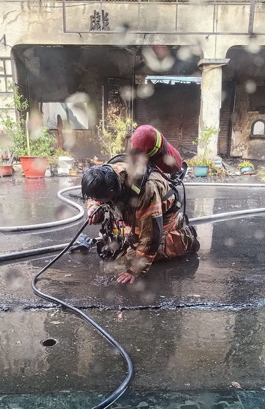 WATCH: Netizens captivated by firefighter hosing down after Puzi Rongchang Theater fire