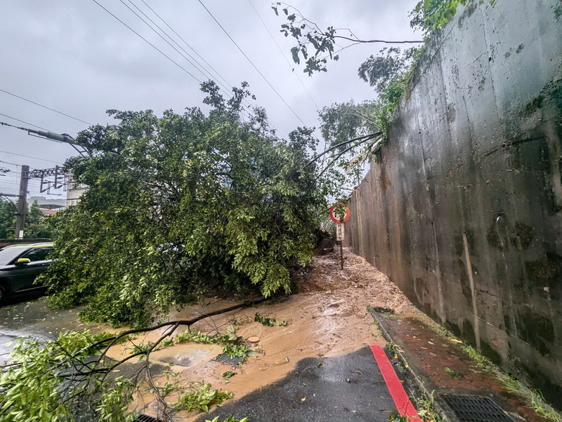 Residents in Ruifang, New Taipei evacuated due to flooding caused by Typhoon Krathon
