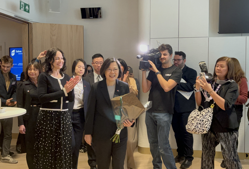 WATCH: President Tsai receives croissants from Taiwanese bakers living in France