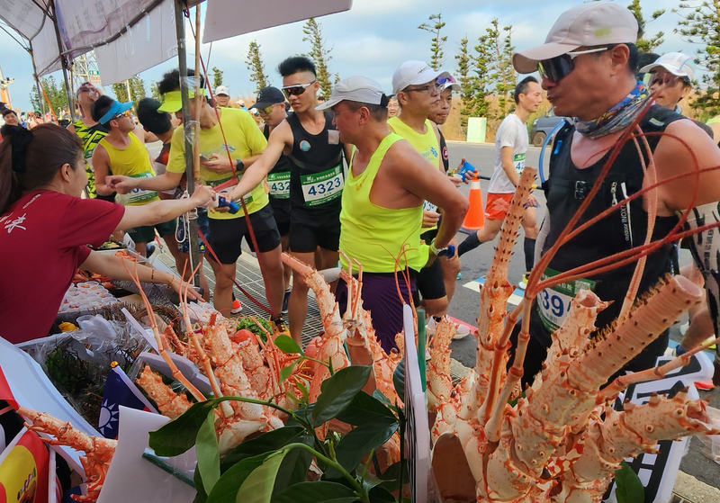 WATCH: Penghu marathon kicks off with a seafood feast