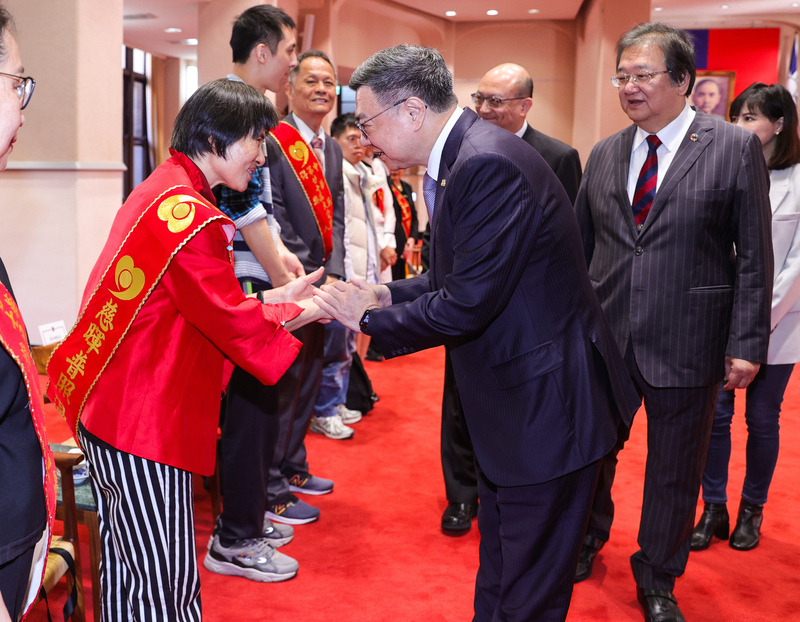 Winners of the 2024 Great Love Award visit the Cabinet