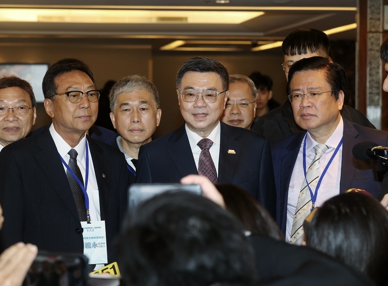 Premier highlights SME revival in meeting with business leaders