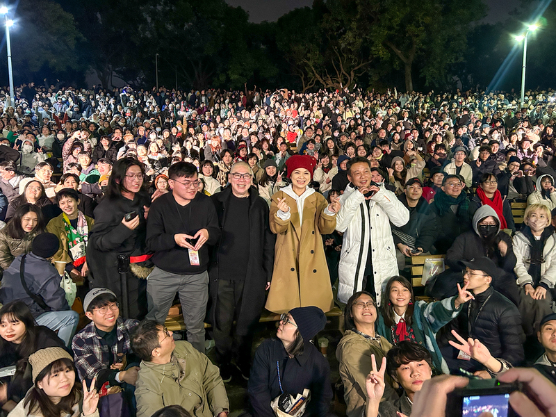 WATCH: Thousands ring in the new year crying at Da’an Forest Park in homage to Taiwanese film