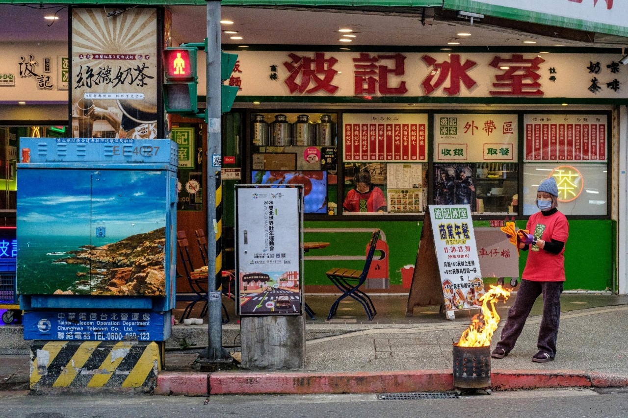 Celebrating “weiya” in the street