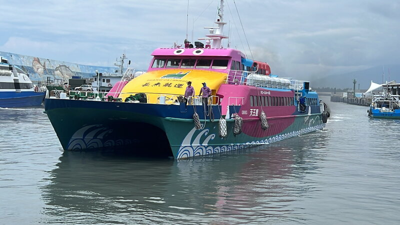 WATCH: Rough seas off eastern Taiwan cancel ferry services