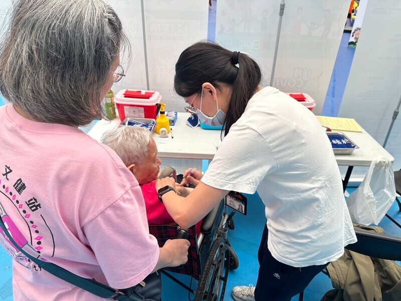 WATCH: Shaken by the death of Barbie Hsu, many rush to obtain flu vaccine