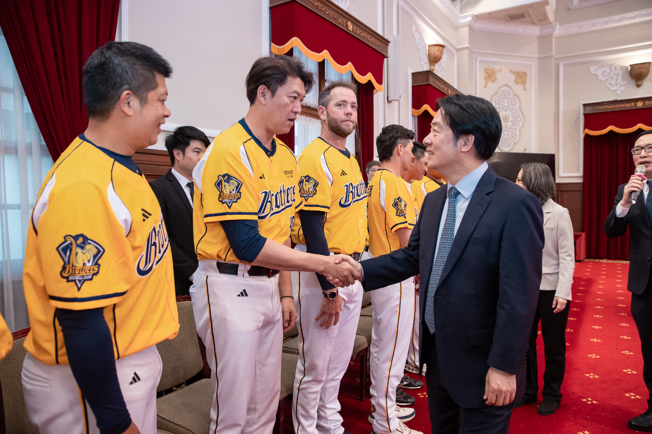 WATCH: CTBC Brothers baseball club honored at Presidential Office