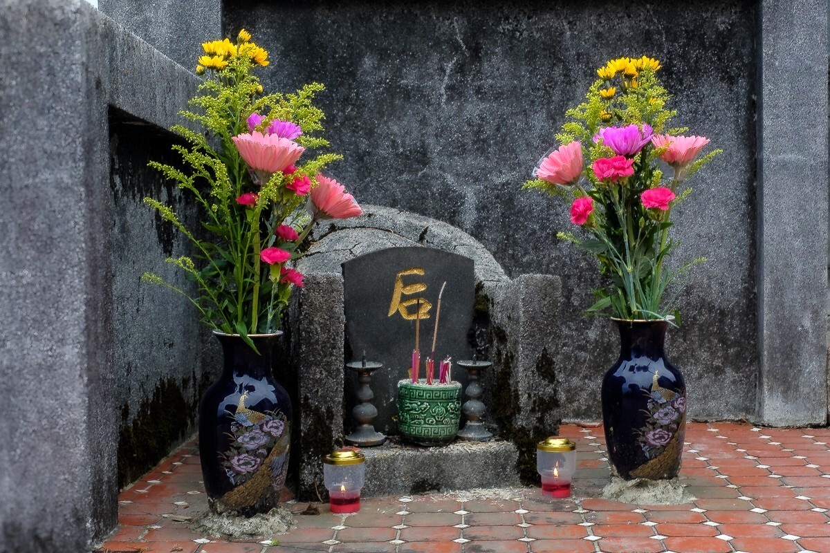 Houtu: The earth god of a graveyard plot