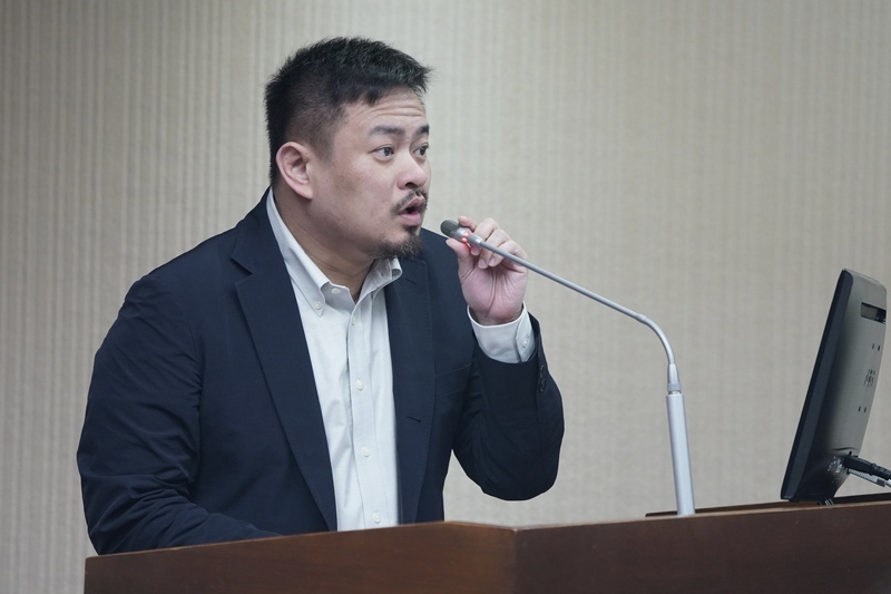 Labor Minister Hung takes stand on collection and payment issues in labor insurance reform