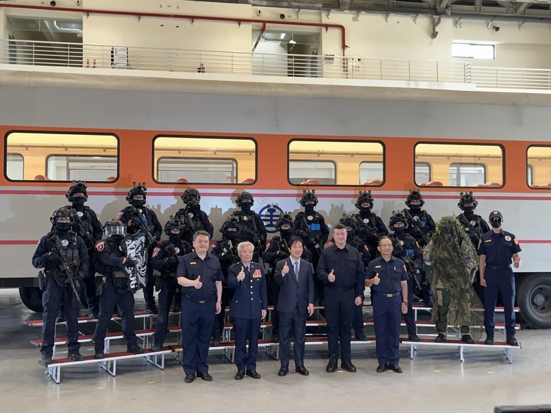 Lai visits police anti-terror center, pledges full government support